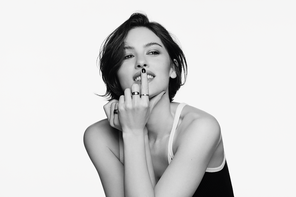 CHANEL Gracie Abrams new Coco Mademoiselle Crush Absolu Fragrance. Grammy Nominated Singer-Songwriter and House Ambassador. Perfume. Parfume. CHANEL Beauty. Thomas Du Pré de Saint Maur.