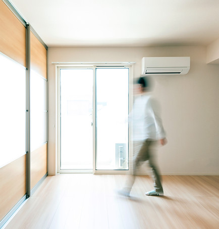 Imagem da pessoa em um quarto com ar-condicionado