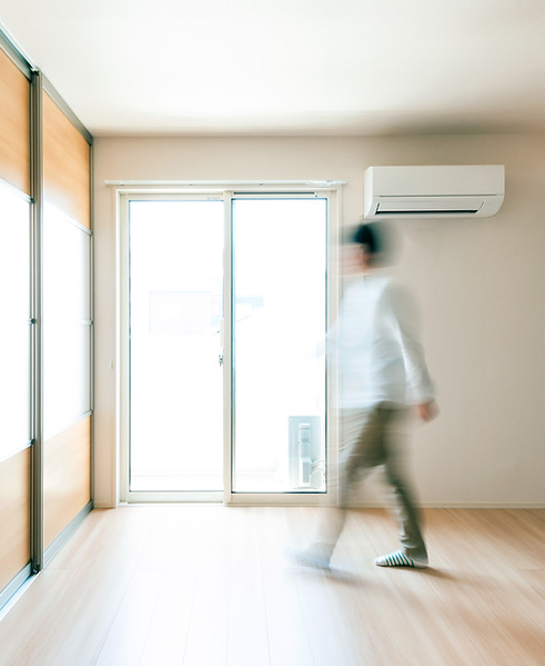 Air-conditioned room with efficient cooling and temperature control, demonstrating a comfortable indoor climate