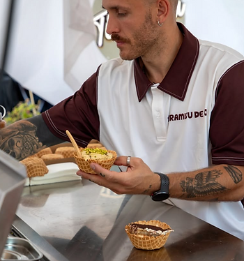 Jo prépare son tiramisu avec beaucoup d'amour 😍
