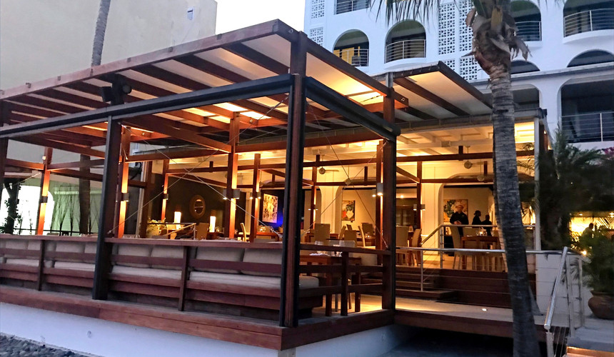 Outdoor patio restaurant Holland House Beach Hotel, Ocean Lounge, Great Bay Philipsburg, St Maarten