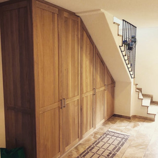 Einbauschrank unter einer Treppe