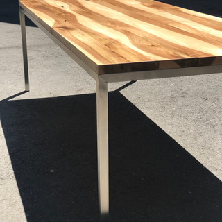 Nussbaumtisch mit Chromstahlfüssen
