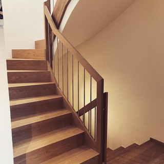 Treppe mit Geländer aus Eiche