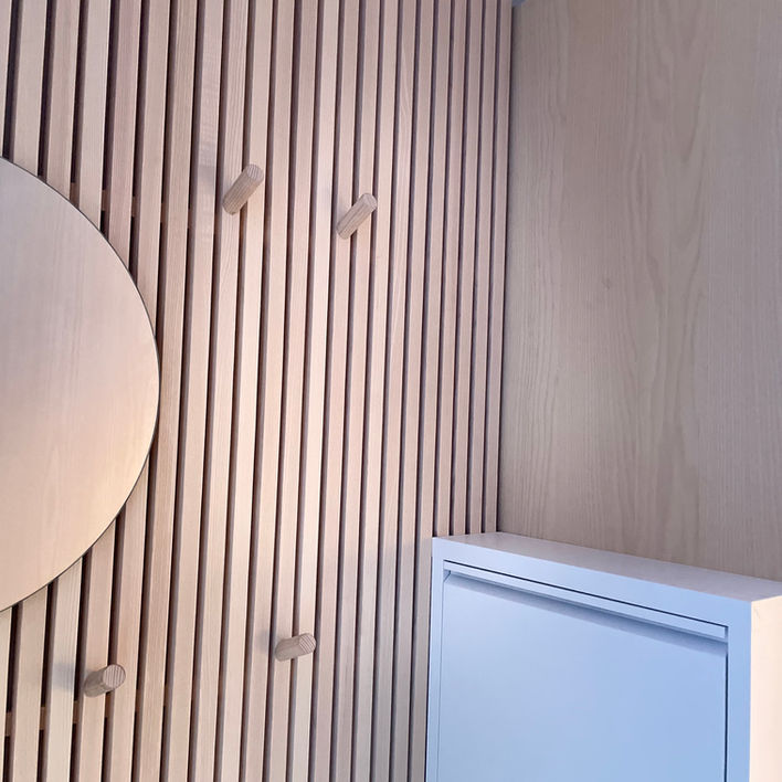 Eine Platzsparende Garderobe auf kleinstem Raum. Ein Rost aus Eichenholz mit Aufhängehaken
