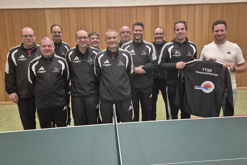 Die Teams der TTSG dankten Sven Ellingen (links) und Konstantin Lang (4. von rechts)