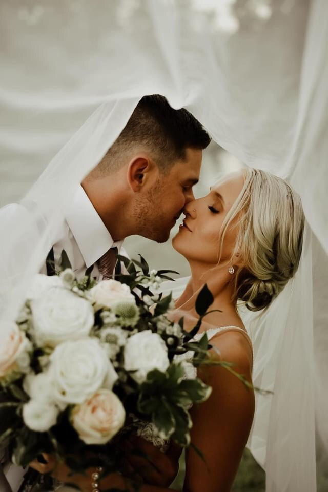 Thumbnail: Wedding bouquets, hair clips, boutonnières 