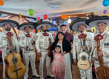 Familia con Mariachi Moderno Internacional