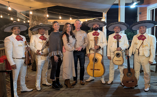 Familia con Mariachi Moderno Internacional