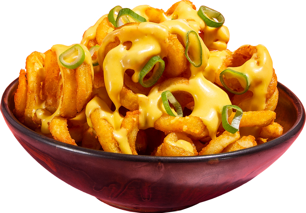 Curly Fries mit veganer Käsesauce, Röst- & Frühlingszwiebeln.