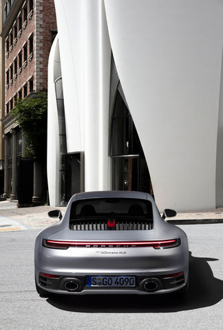 Porsche 911のスタジオ撮影作品。多灯のスタジオストロボと特殊なライティング技法により、流線形の美しいフォルムとボディに映り込む細部のディテールを極限まで強調した一枚。自動車写真家 菊池貴之 撮影。