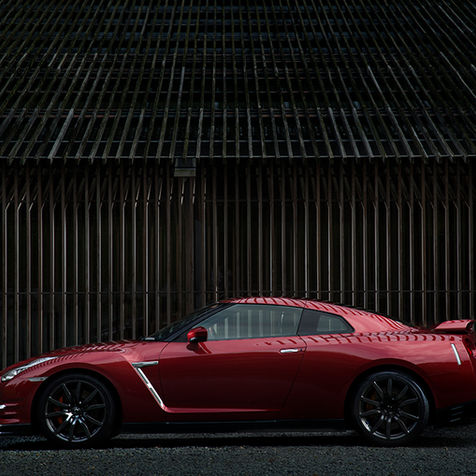 Nissan GT-Rのスタジオ撮影作品。多灯のスタジオストロボと特殊なライティング技法により、流線形の美しいフォルムとボディに映り込む細部のディテールを極限まで強調した一枚。自動車写真家 菊池貴之 撮影。