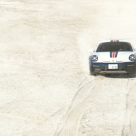 Porsche 911のスタジオ撮影作品。多灯のスタジオストロボと特殊なライティング技法により、流線形の美しいフォルムとボディに映り込む細部のディテールを極限まで強調した一枚。自動車写真家 菊池貴之 撮影。