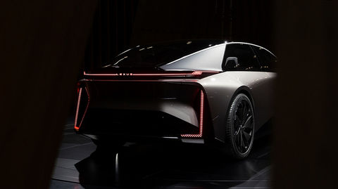 レクサス LF-ZC のスタジオ撮影作品。多灯のスタジオストロボと特殊なライティング技法により、流線形の美しいフォルムとボディに映り込む細部のディテールを極限まで強調した一枚。自動車写真家 菊池貴之 撮影。