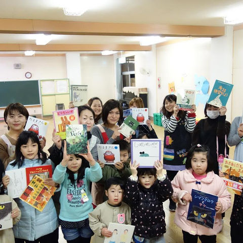 福岡にある器らくや悠遊さんからたくさんの絵本をご提供いただきました