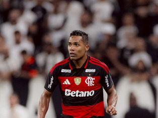 Alex Sandro, do Flamengo, durante jogo contra o Corinthians neste domingo (22)