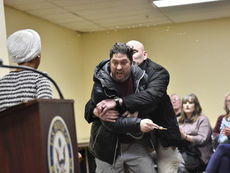 Homem é imobilizado após borrifar uma substância desconhecida na congressista democrata Ilhan Omar AFP