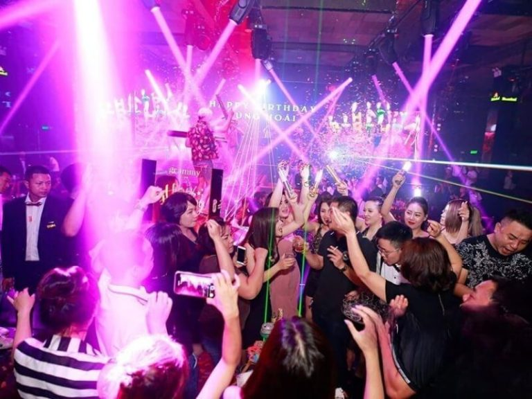 Luxury Club sở hữu hệ thống âm thanh và ánh sáng với những hiệu ứng mãn nhãn