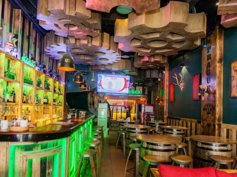 Không gian bên trọng Prague Pub mang đến sự sang trọng và lãng mạn
