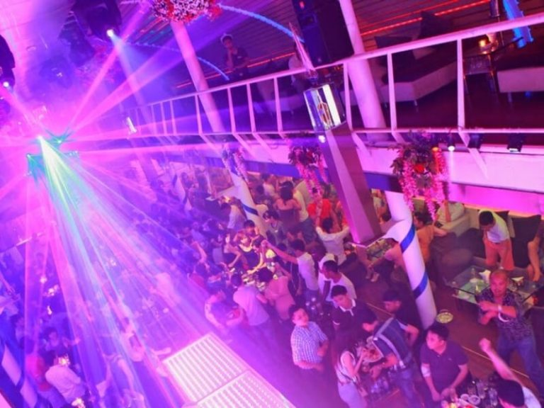 Taboo Lounge & Bar mang dáng dấp như một con thuyền sang trọng ngay giữa Hồ Tây