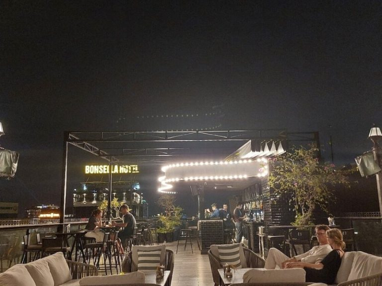 Sol Sky bar là nơi lý tưởng để bạn thư giãn sau những ngày làm việc mệt mỏi