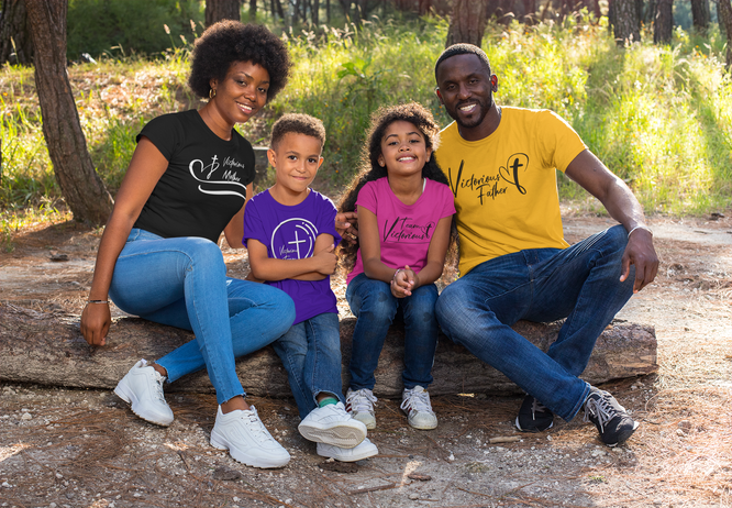 t-shirt-mockup-featuring-a-family-in-a-nature-scenario-30604.png