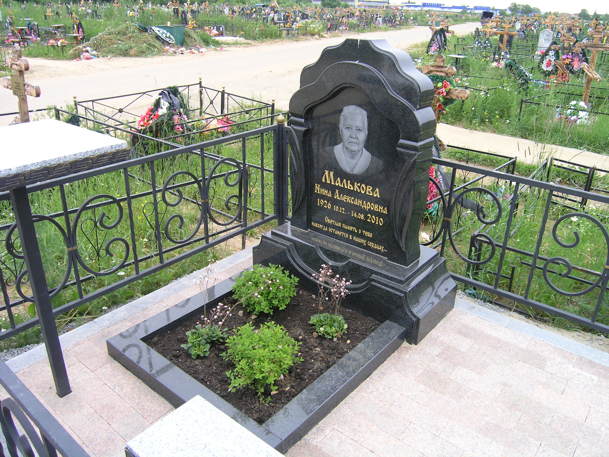 Памятник в купеческом стиле "Есения"