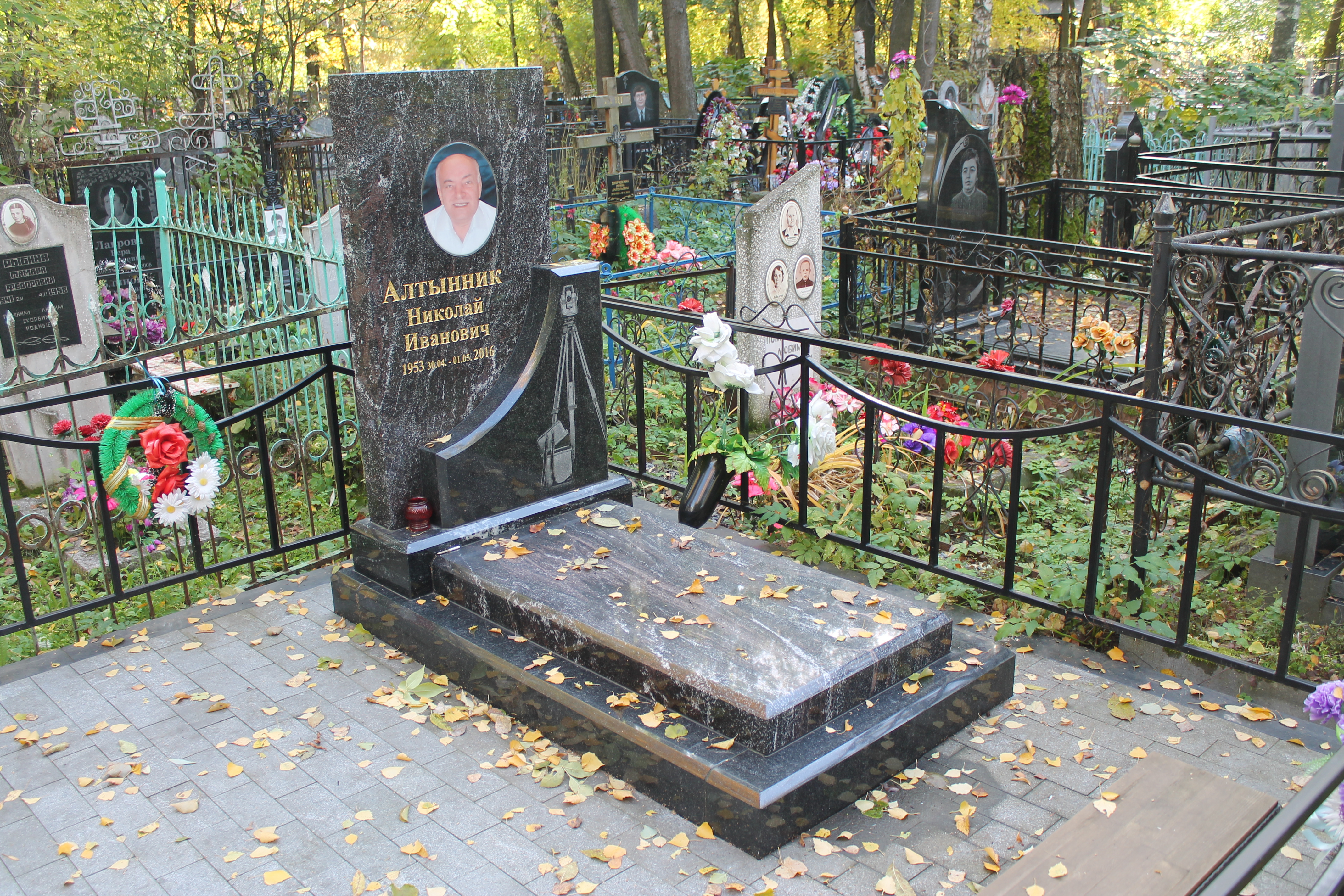 Гранитный памятник "Профессионал"