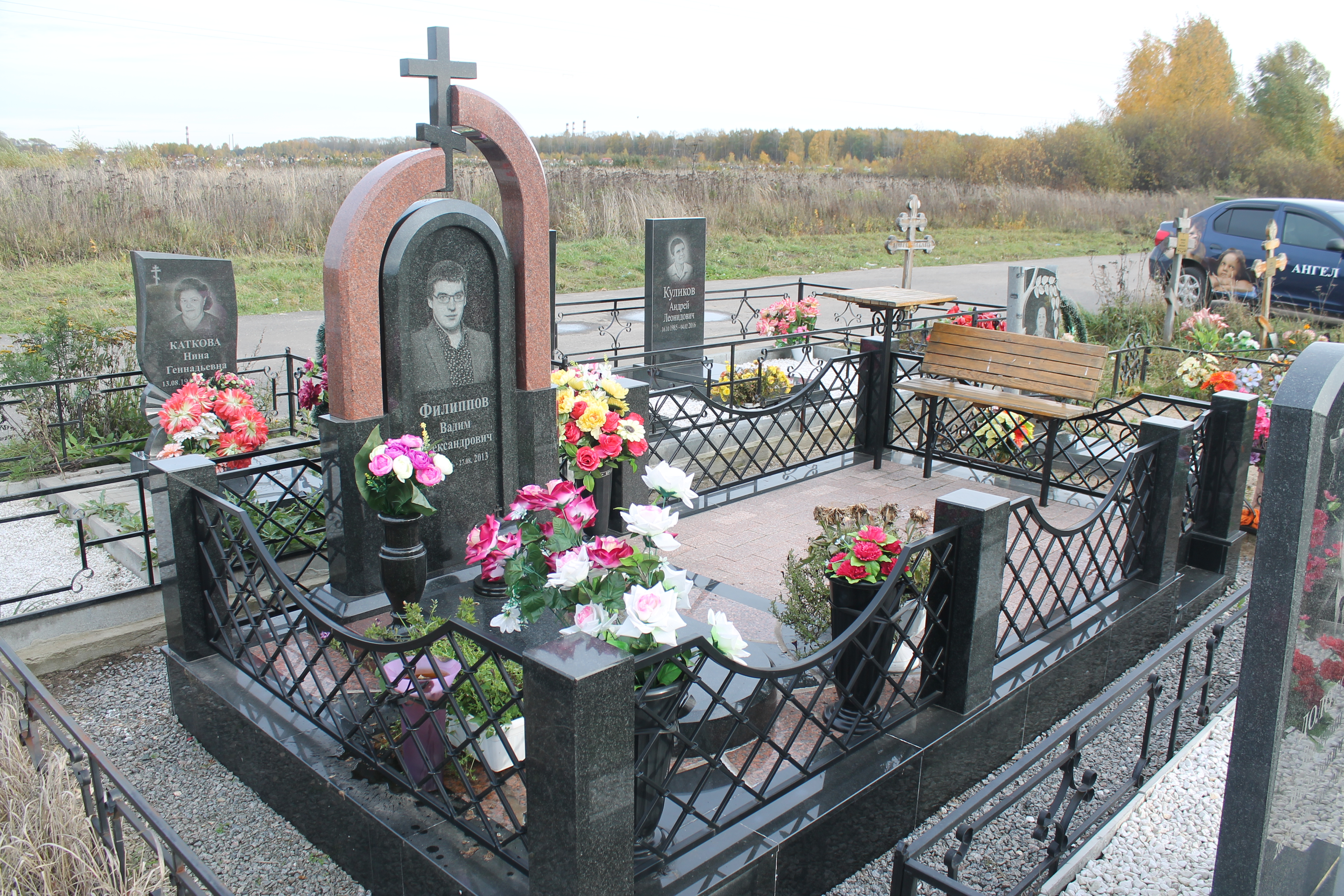 Памятник "Расколотая жизнь"