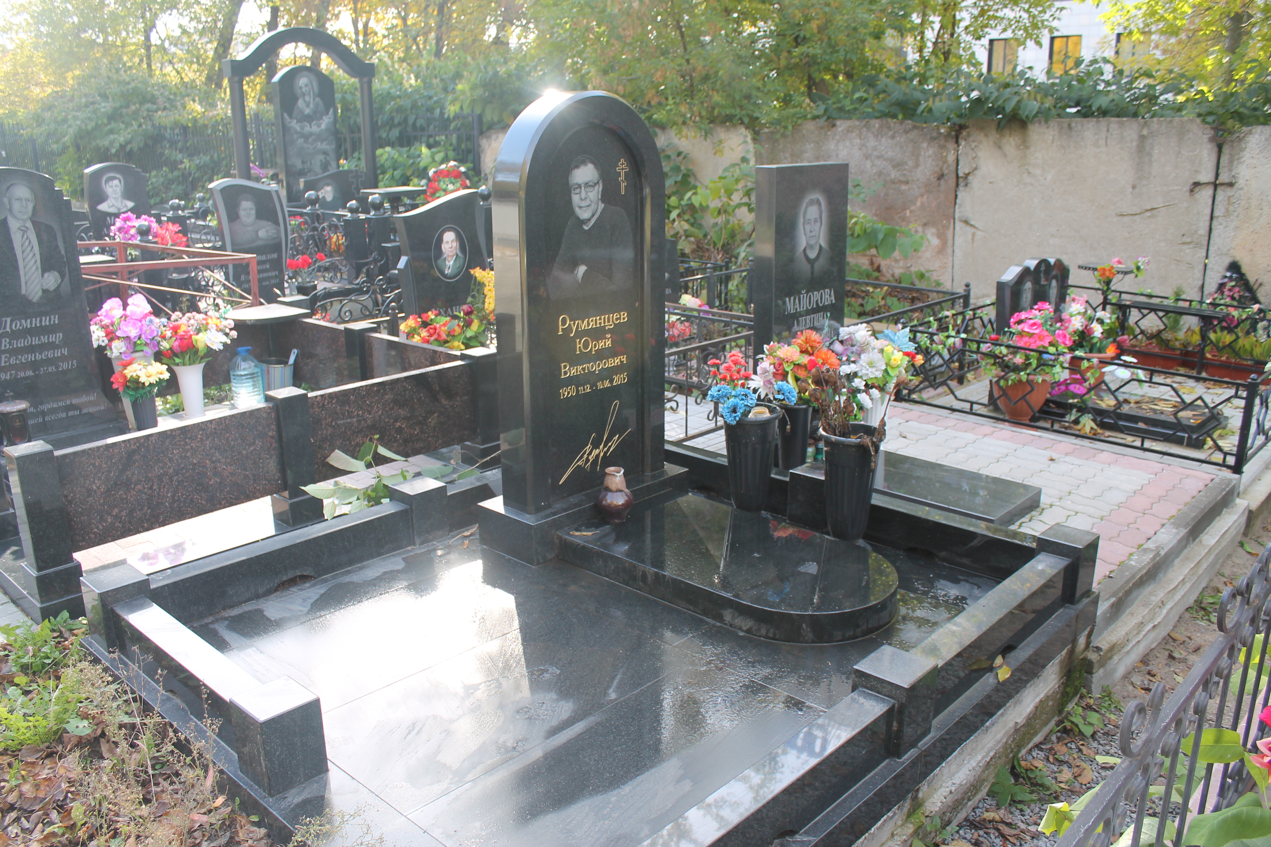 Памятник "Строгая арка"