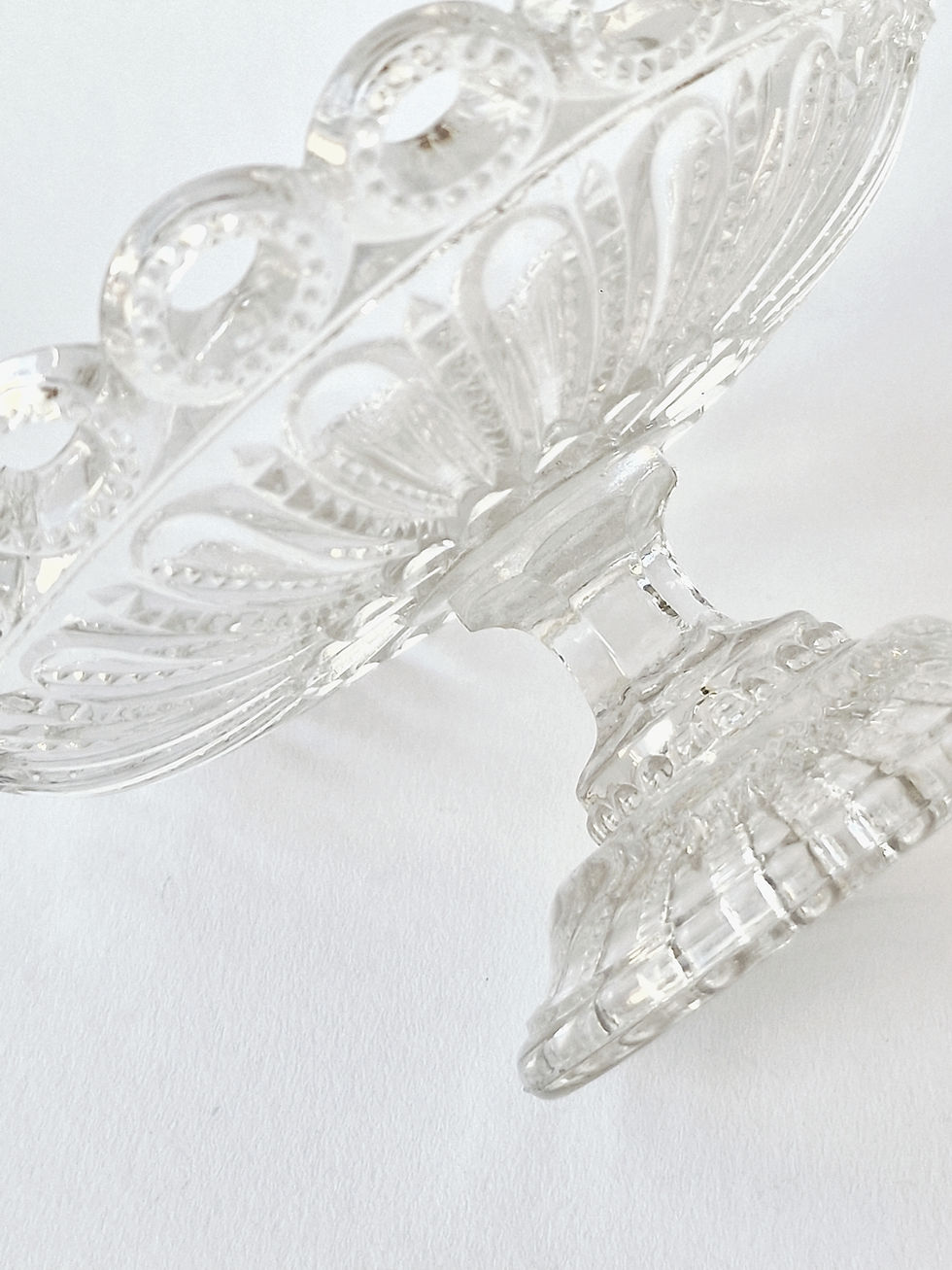 Miniature : Plat sur pied en verre ciselé
