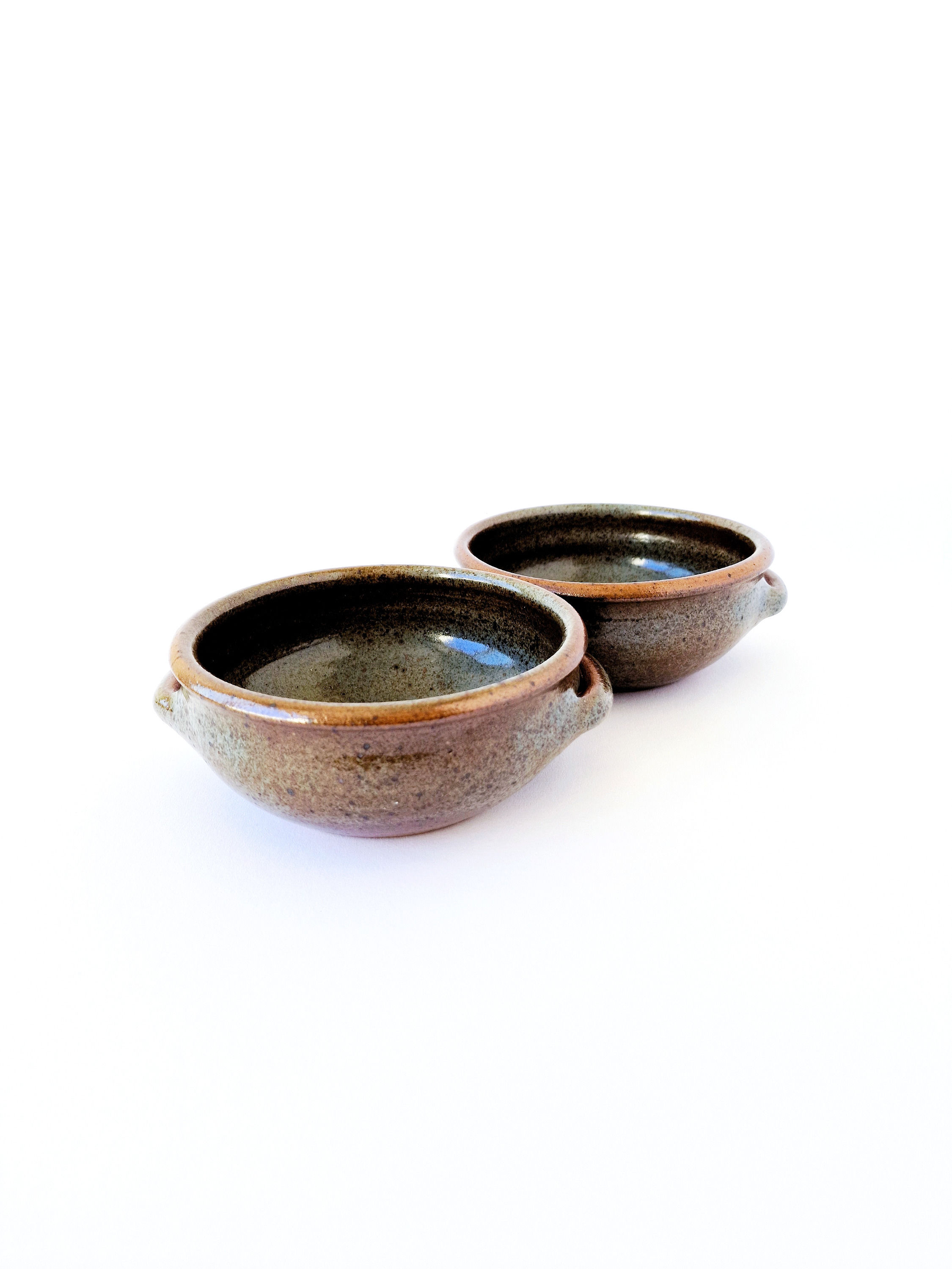 Bols en grès brun et bleu signés