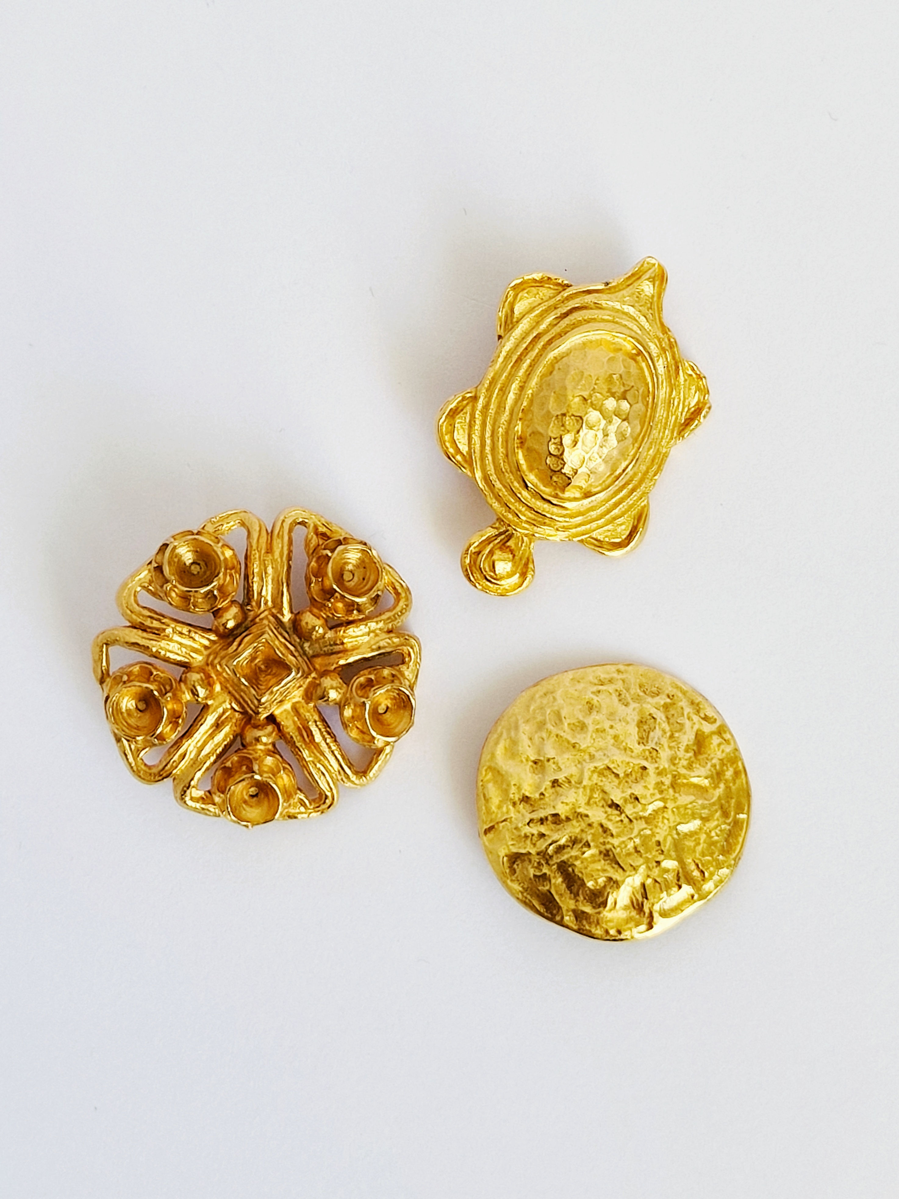 Boutons en métal doré 