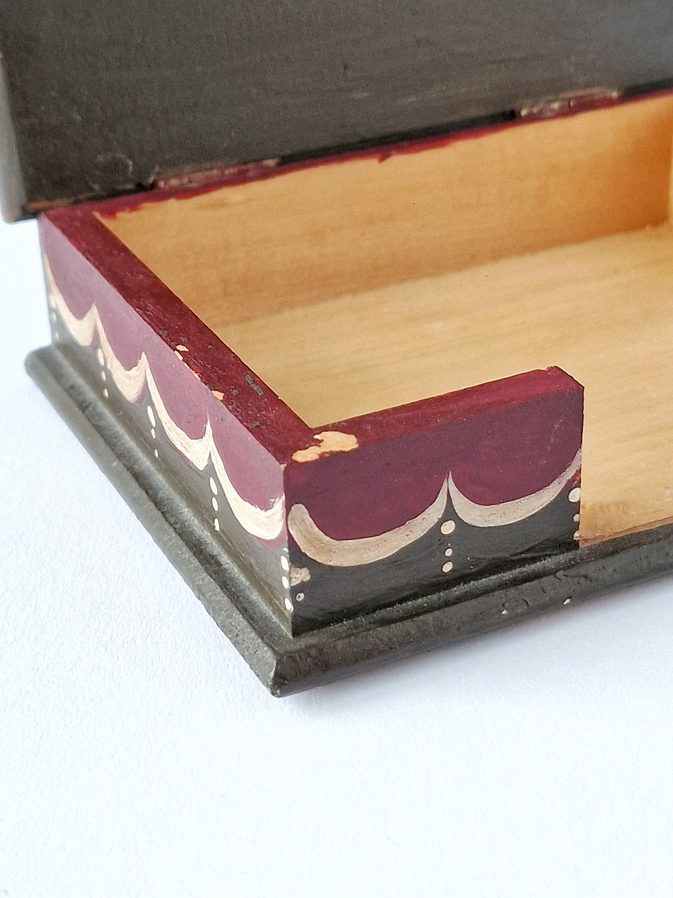 Miniature : Boîte en bois folk scandinave