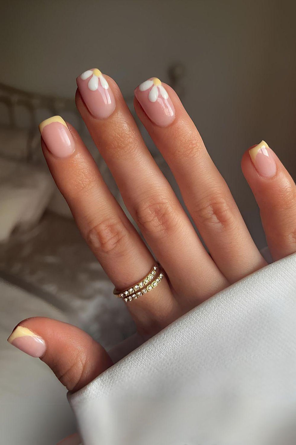 butter yellow nails manicura primavera de moda