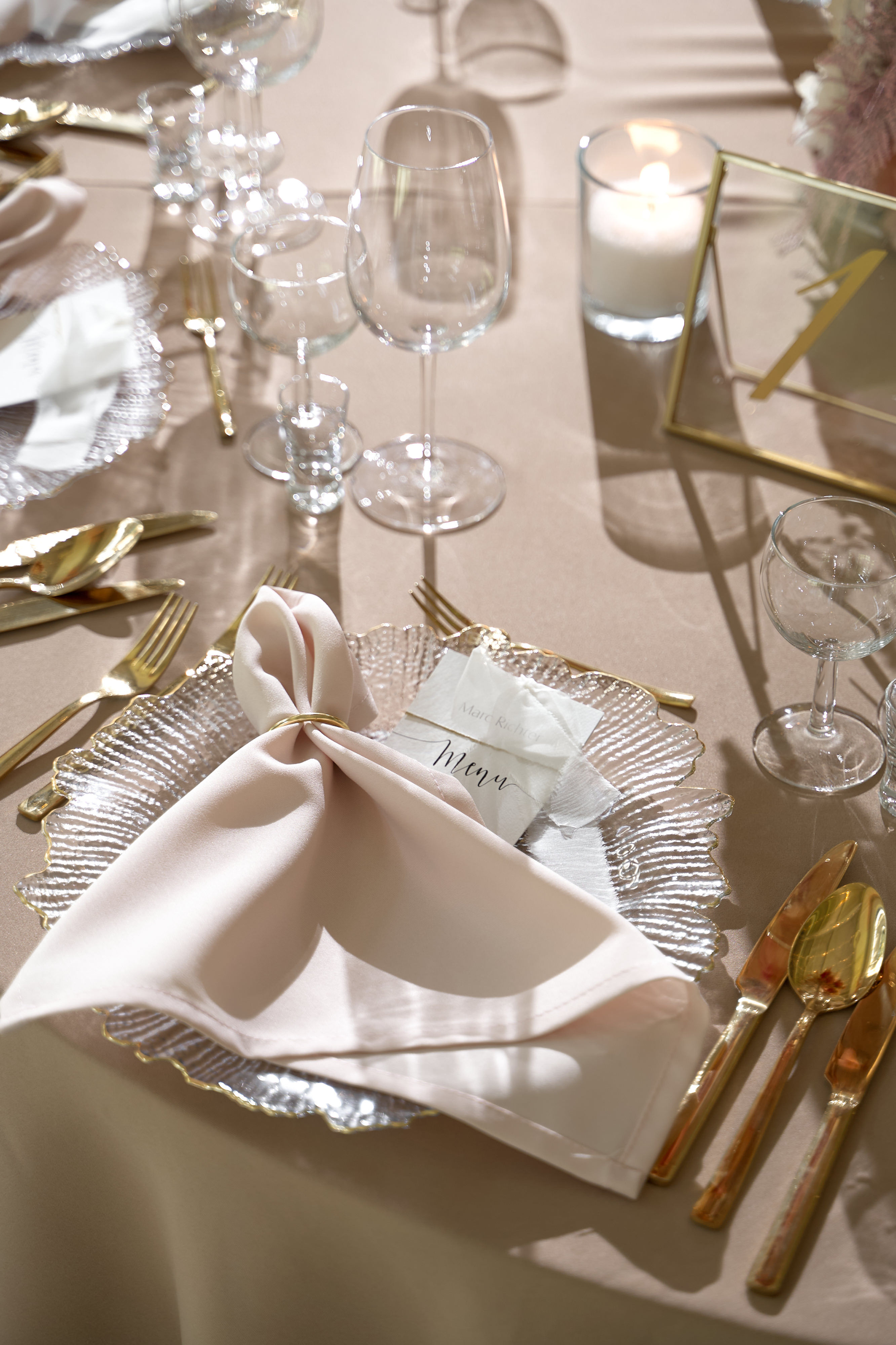 Szklany podtalerz ze złotym rantem