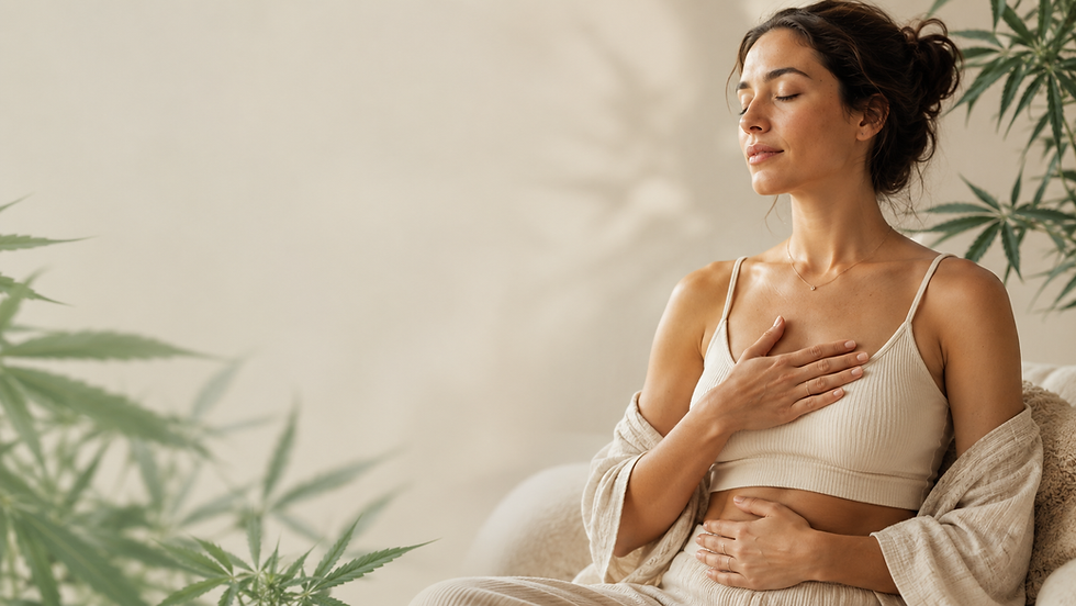 Mujer adulta en actitud de calma y conexión corporal, con manos sobre el pecho y abdomen, representando bienestar, salud sexual femenina y uso consciente del cannabis medicinal.