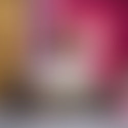 Estetista sorridente in studio professionale con strumenti make-up e prodotti nail, promozione 3 corsi a 99 euro