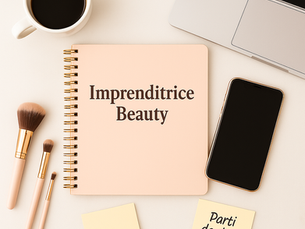 Flat lay quadrato con taccuino “Imprenditrice Beauty”, pennelli make-up, laptop, smartphone e post-it “Parti da dove sei” su sfondo chiaro.