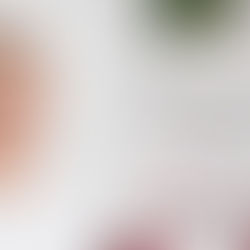 Giovane estetista apprendista al lavoro in un centro estetico