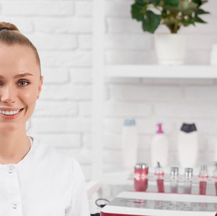 Giovane estetista apprendista al lavoro in un centro estetico