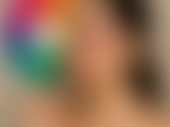 Donna si guarda allo specchio mentre applica il rossetto sulle labbra, scena estetica e realistica a tema make up e colorimetria