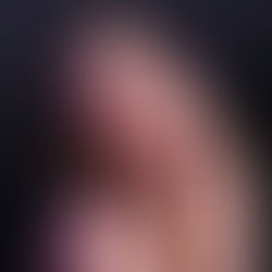 Make-up artist che applica fondotinta con tecnica di pressione su una modella