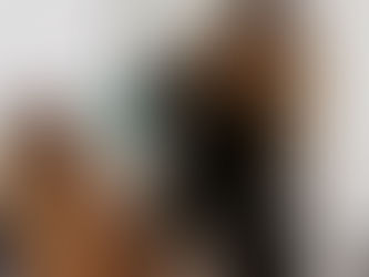 parrucchiera professionista mentre lavora sui capelli di una cliente