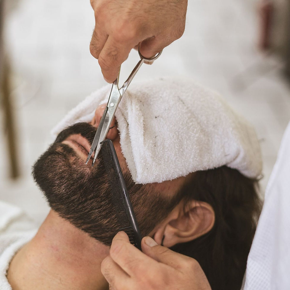 barber al lavoro cliente taglio capelli barba negozio