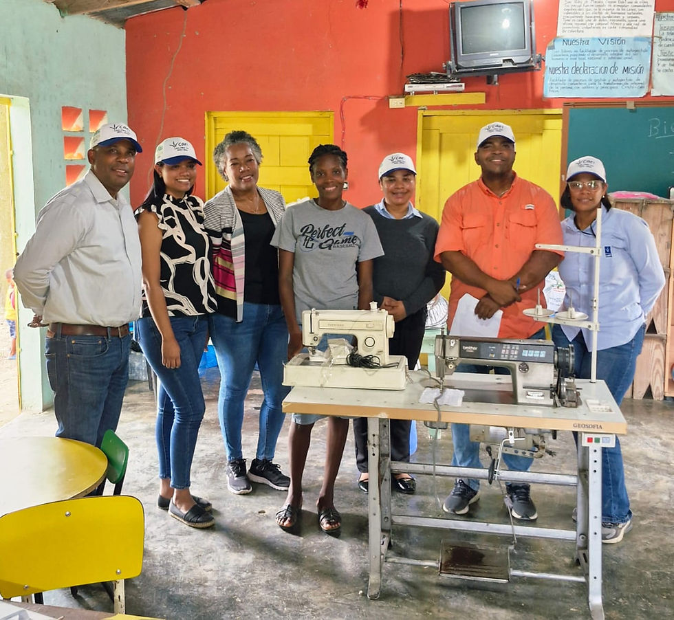 Apoyo a Madre Cabeza de Hogar con Famiemprendimiento de modistería en Montecoca