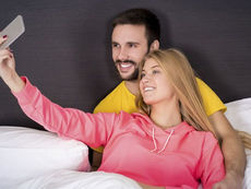Tendência da 'selfie after sex' cresce entre os casais