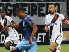 Com gol contra, Vasco vence e continua na cola do Atlético-GO