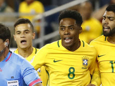 Brasil leva gol de mão do Peru e é eliminado da Copa América