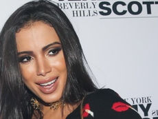 Anitta se arrepende e busca cirugiã para reverter "boca de pato"